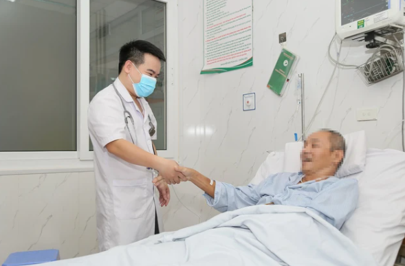 Ngã gục sau khi chơi tennis, người đàn ông 51 tuổi ngừng tuần hoàn nguy kịch